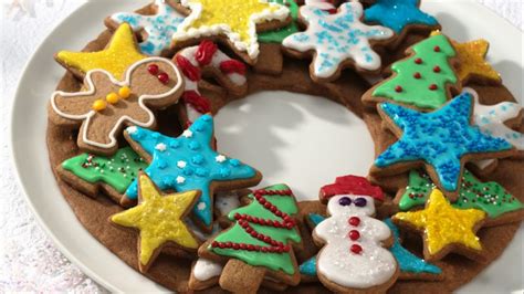 gingerbread-cookie-wreath-recipe-pillsburycom image