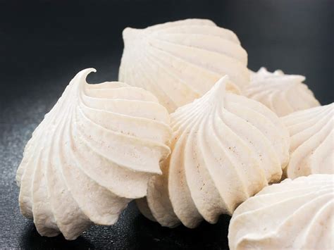 delicious-wilton-buttercream-recipe-with-meringue image