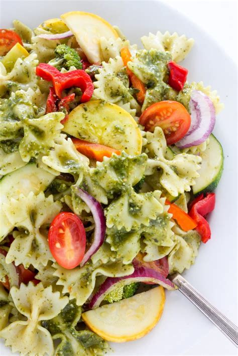 20-minute-rainbow-veggie-pasta-salad-baker-by-nature image