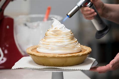 cooking-meringue-2-techniques-for-a-toasty-top-taste image