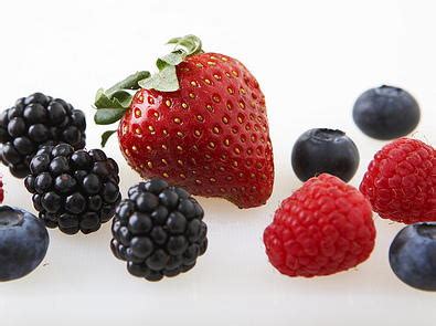 lemon-fool-with-fresh-berries-cookstrcom image