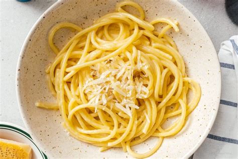 alfredo-sauce-pasta-al-burro-e-parmigiano-i-am-a-food image