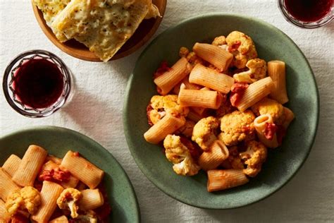 recipe-creamy-tomato-cauliflower-pasta-with-cheesy image