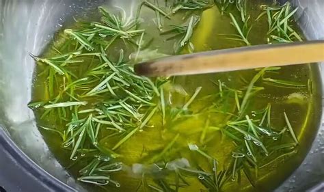 how-to-make-use-an-effective-diy-rosemary-oil-for image