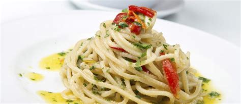 spaghetti-aglio-e-olio-traditional-pasta-from-lazio-italy image