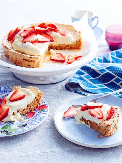 strawberry-meringue-cake-mostachon-de-fresa image