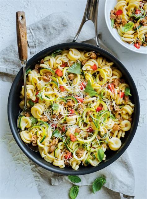 pasta-with-sausage-and-zucchini-spirals-ricardo image