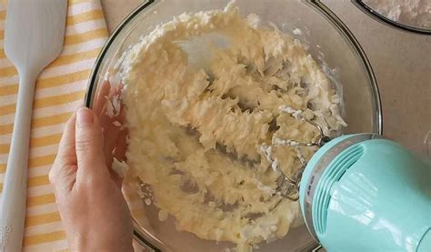 make-a-perfect-crusting-buttercream-frosting-wilton image