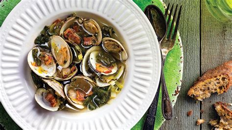 steamed-clams-with-sorrel-garlic-bread image