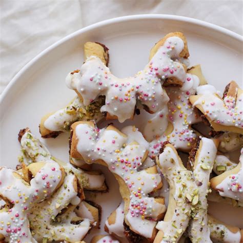 buccellati-sicilian-christmas-fig-cookies-food52 image