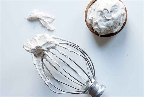 how-to-make-coconut-whipped-cream-recipe-leites image