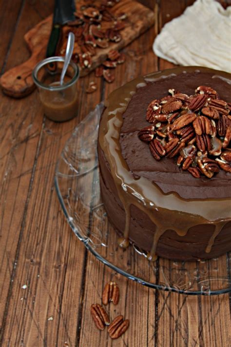 chocolate-bourbon-pecan-cake-bell-alimento image