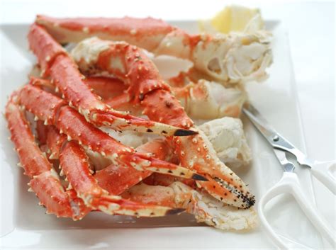 how-to-reheat-crab-legs-so-they-stay-tender-and-juicy image
