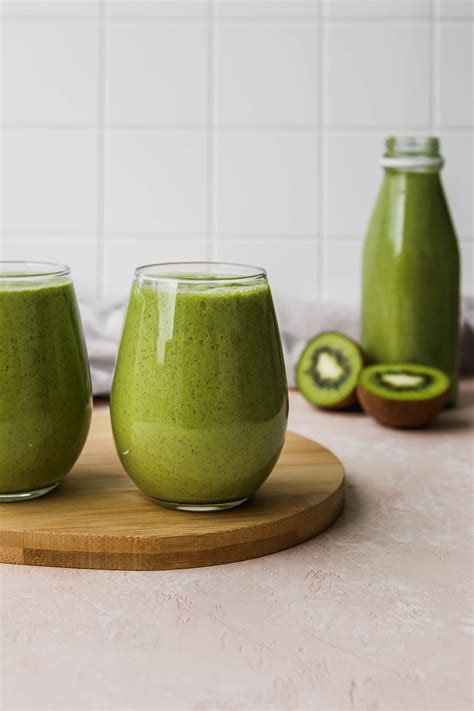 healthy-kiwi-smoothie-walder-wellness-dietitian-rd image
