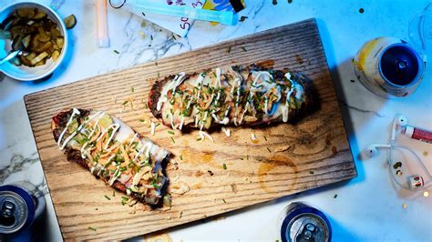 how-to-make-french-bread-pizza-called-zapiekanka image