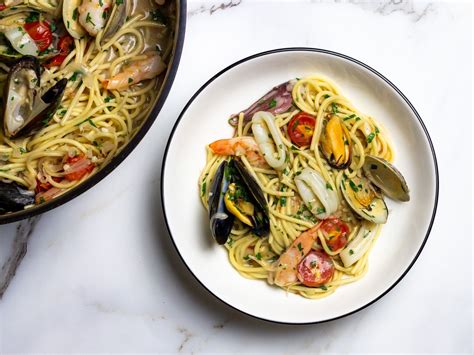 spaghetti-allo-scoglio-spaghetti-with-mixed-seafood image