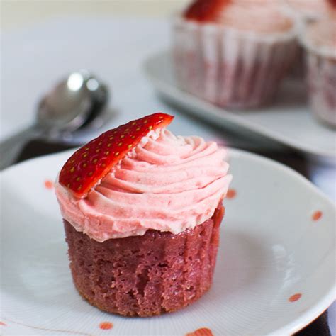 re-bake-real-fruits-strawberry-cupcakes-foodie-baker image
