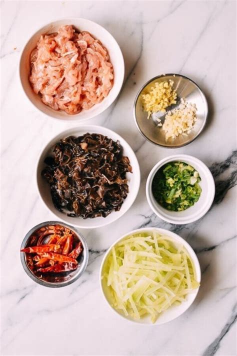 pork-with-garlic-sauce-鱼香肉丝-the-woks-of-life image