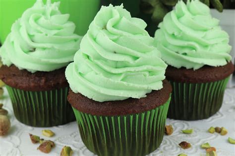 pistachio-whipped-cream-frosting-two-sisters image