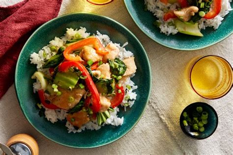 chicken-pepper-stir-fry-with-bok-choy-rice-blue image