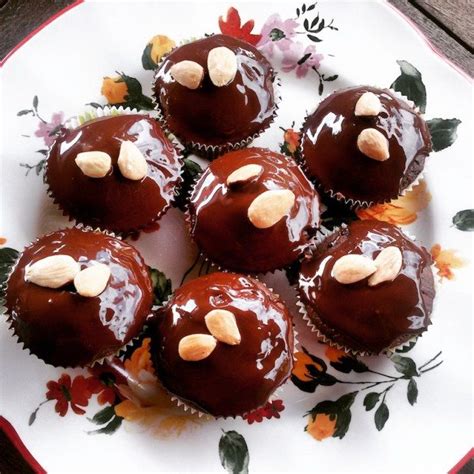 dark-chocolate-ricotta-and-almond-cakes-honest image
