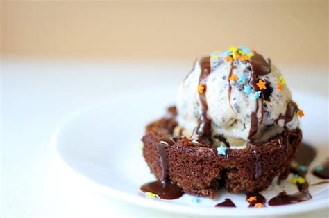this-edible-brownie-bowl-is-the-only-way-you-should image