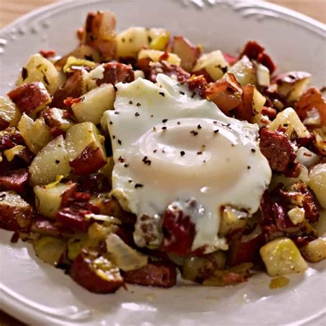 corned-beef-hash-and-eggs-recipe-homemade-food image