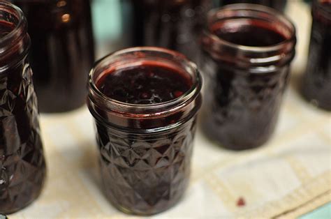 blackberry-apricot-jam-food-in-jars image