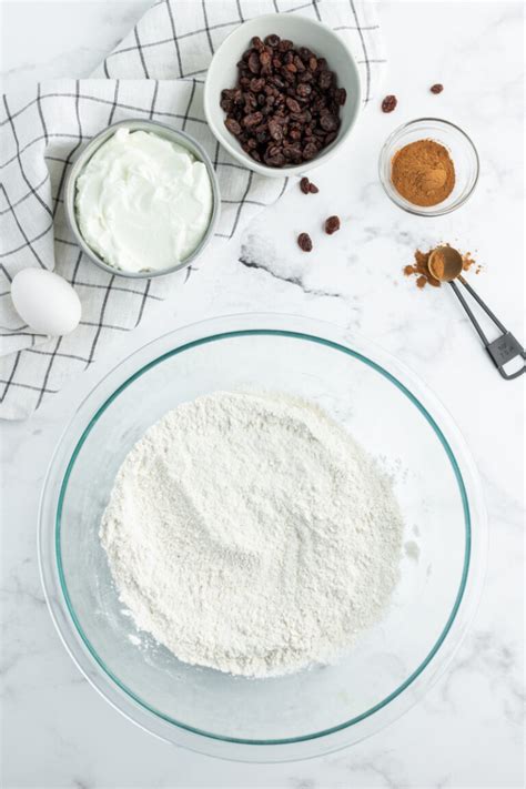 2-ingredient-cinnamon-raisin-bagels-recipe-girl image