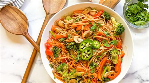 15-minute-spicy-peanut-soba-noodle-bowl image