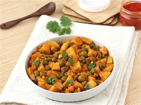 dry-aloo-matar-recipe-spicy-indian-aloo-and-mutter image