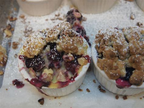 how-to-make-blackberry-brown-betties-with-pecan-crumble image
