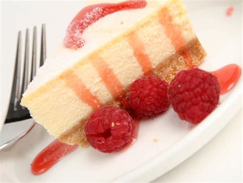 lemon-cheesecake-with-raspberry-sauce-duncan image