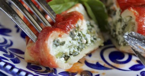 stuffed-shells-italian-recipe-with-ricotta-and-spinach image