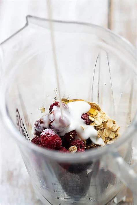 berry-oat-breakfast-smoothie-creme-de-la-crumb image