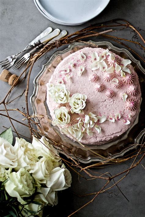 champagne-cake-with-white-chocolate-strawberry image