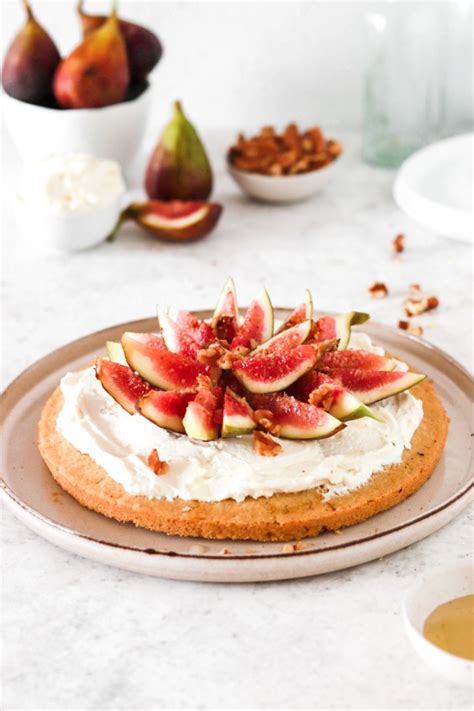 polenta-cake-with-mascarpone-cream-figs-gluten image