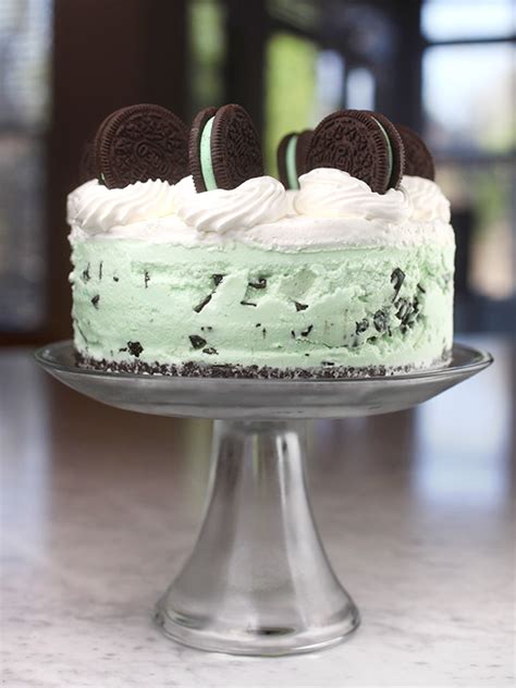 easy-oreo-mint-chip-ice-cream-cake-bakerella image