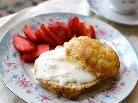 the-old-fashioned-way-clotted-cream-and-scone image