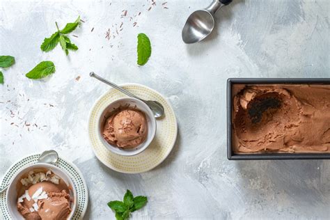 chocolate-ice-cream-with-fresh-mint-champagne image