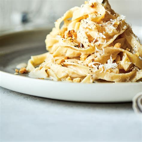 tagliatelle-with-walnut-cream-sauce-ricardo image