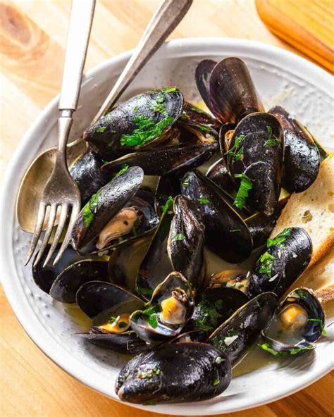 mussels-in-white-wine-sauce-sip-and-feast image