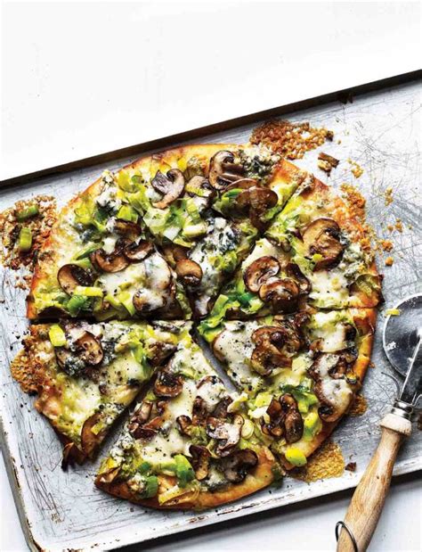 mushroom-and-gorgonzola-pizza image