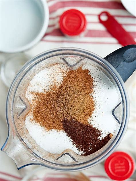 vanilla-chai-tea-latte-a-homemade-chai-tea-latte image