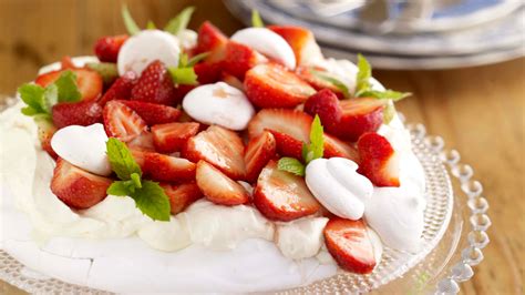 strawberry-pavlova-with-white-wine-vinegar-ctv image