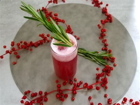 cranberry-gin-fizz-cocktail-casual-foodist image