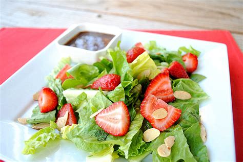 strawberry-balsamic-vinaigrette-salad-eat-yourself image
