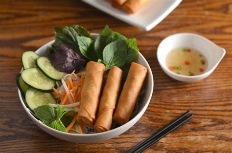 vietnamese-egg-rolls-rice-noodles-recipe-bn-chả-gi image