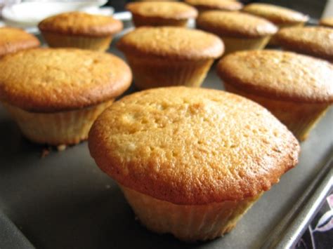 kiwi-vanilla-cupcakes-with-kiwi-buttercream-frosting image