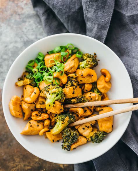 cashew-chicken-and-broccoli-stir-fry-savory-tooth image